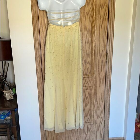 P’Zazz Prom beaded Elegant Yellow Prom Gown Size 6 - Picture 4 of 14